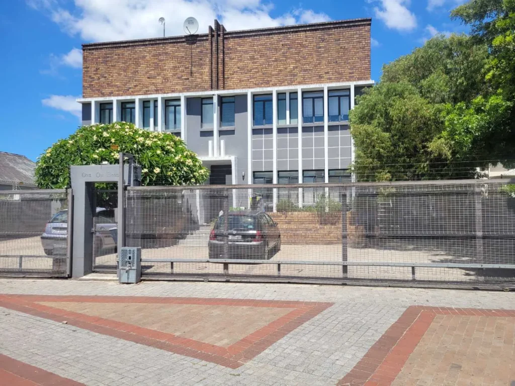 Twee-Slaapkamer Woonstel te Koop in Mowbray, Kaapstad