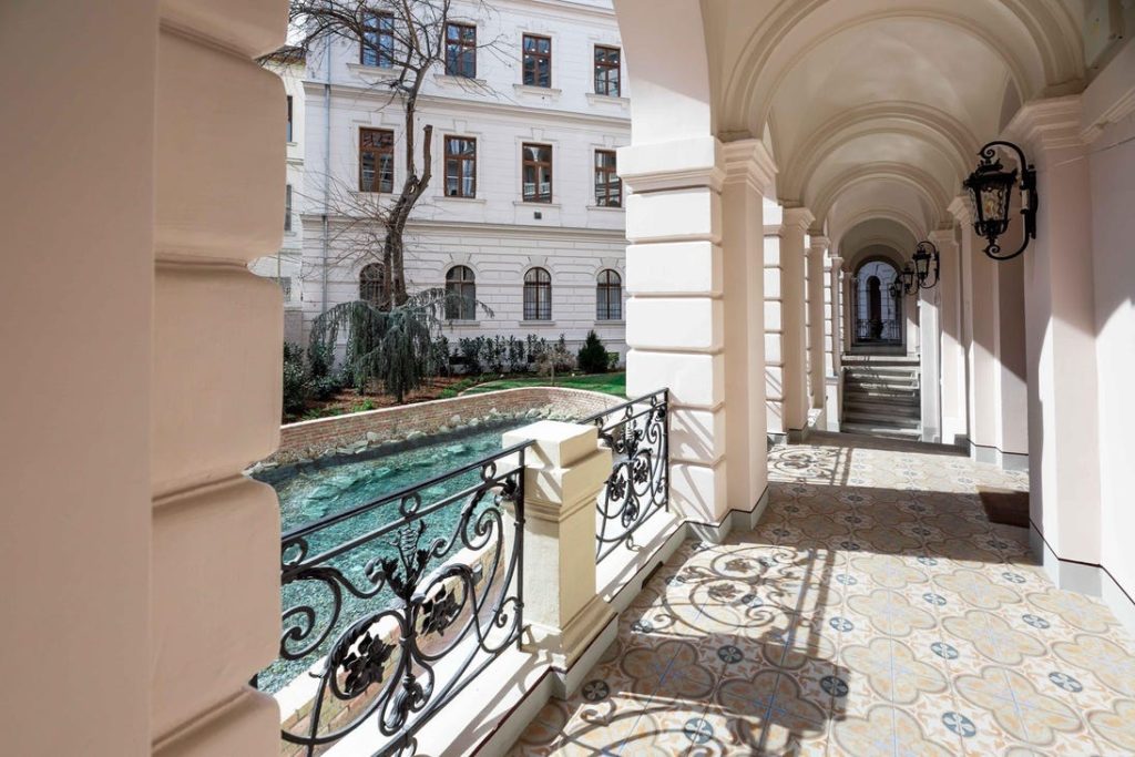 Modern luxusingatlan a Kodály köröndön, Budapest, 1062