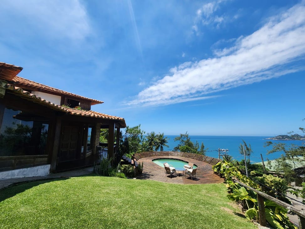 Propriedade Encantadora com Duas Salas de Estar in Rua José Pancetti