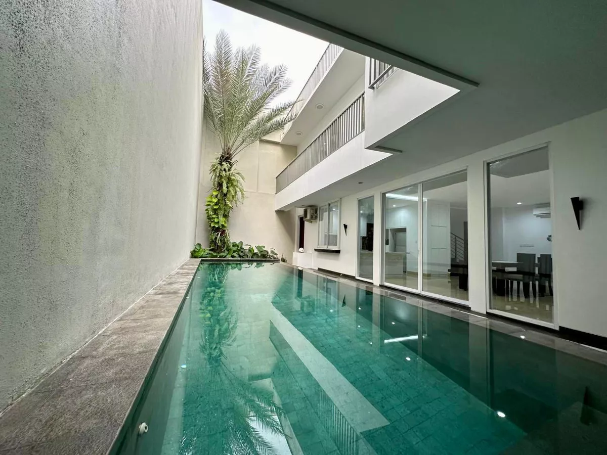 Rumah Sewa 5 Kamar Tidur di Jl. Denpasar, Kuningan