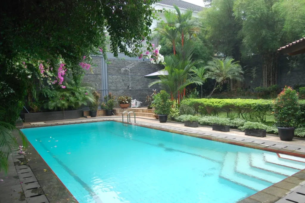 Rumah 2 Lantai Menarik dengan Taman Indah dan Kolam Renang Pribadi