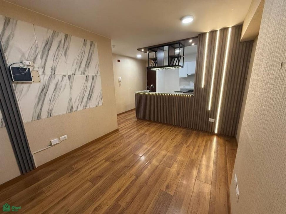 Sala de estar elegantemente diseñada con iluminación LED en la exclusiva calle Los Negocios