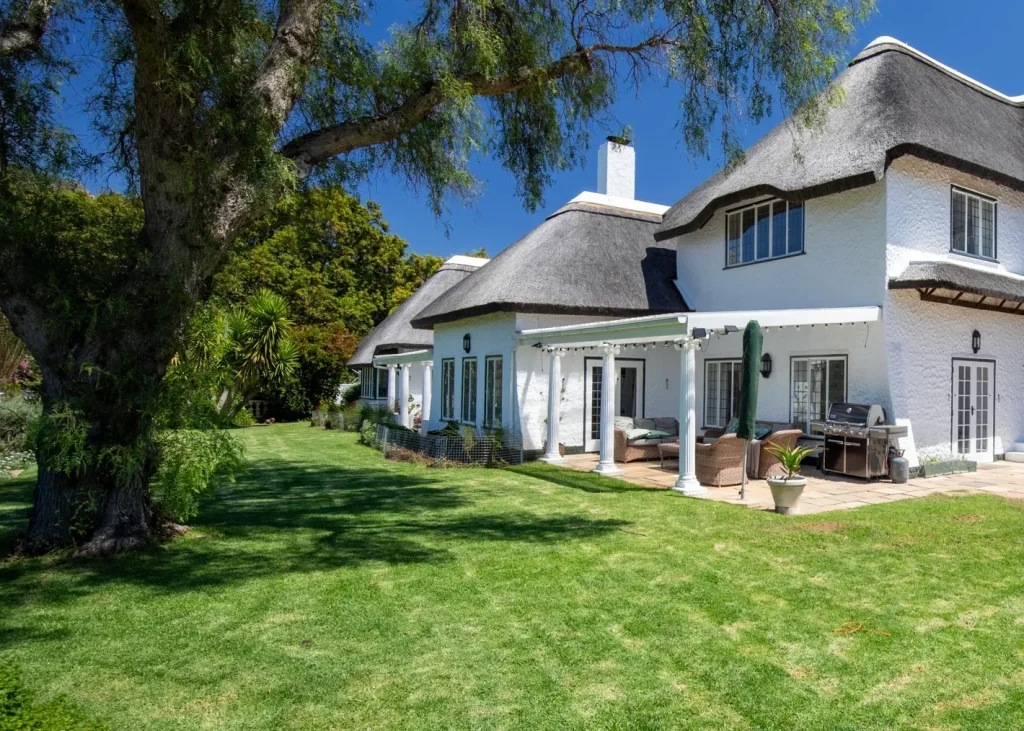 Luukse 5-Slaapkamer Vrystaande Huis te Koop in Constantia Upper, Kaapstad