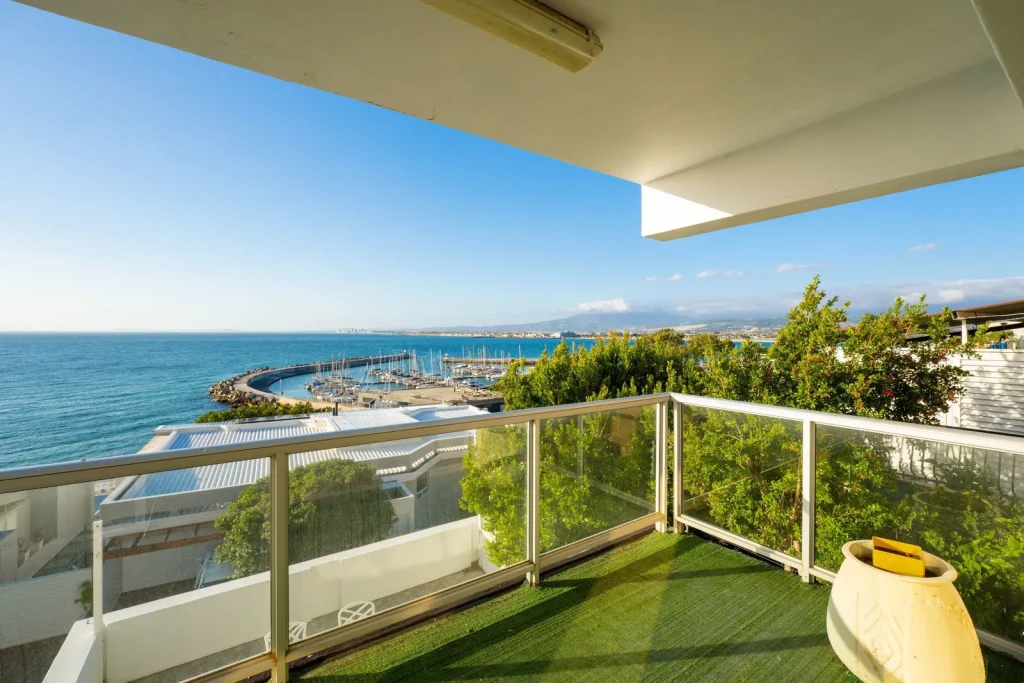 Luukse 7-Slaapkamer Vrystaande Huis te Koop in Gordons Bay Village, Gordons Bay