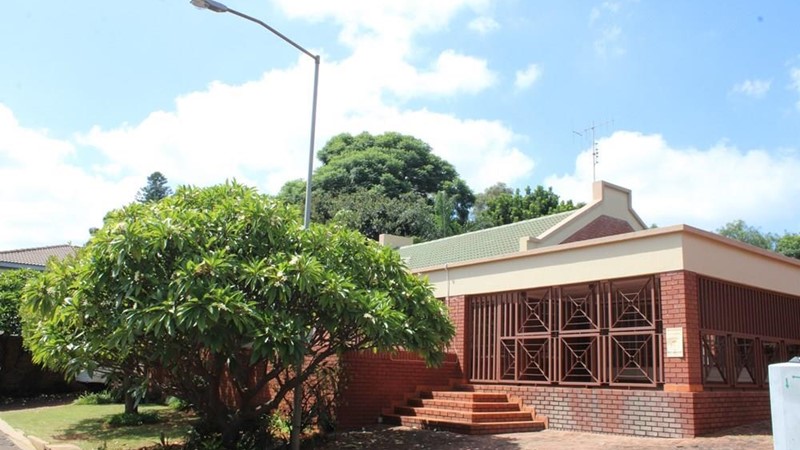 Pragtige Tuis en Ruim Vermaakruimte in ‘n Stil en Gerieflike Ligging