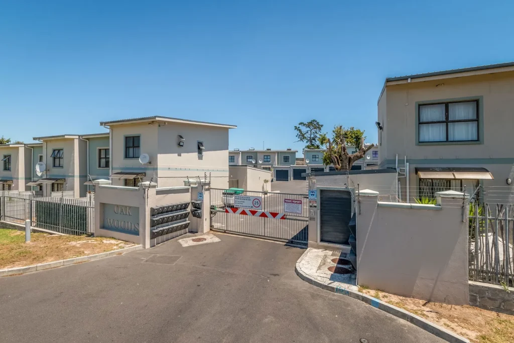 Modern 2-Slaapkamer Vrystaande Huis te Koop in Brackenfell Suid