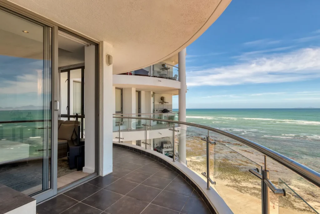 Stylvolle 3-Slaapkamer Woonstel te Koop in Hibernian Towers, Strand North