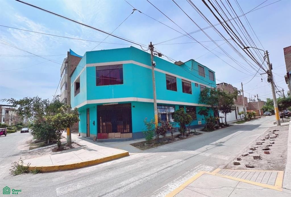 Casa en Venta en Comas, Lima – Oportunidad Única con 2 Departamentos Independientes
