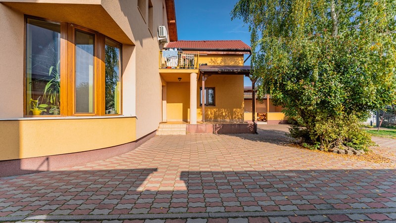 Casă Generoasă cu Spațiu Comercial în Pârneava