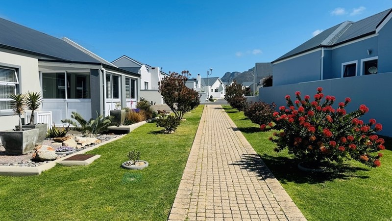 Hellige Moderne Gesinstoetuis in Beveiligde Landgoed – Beskikbaar tot Oktober 2025