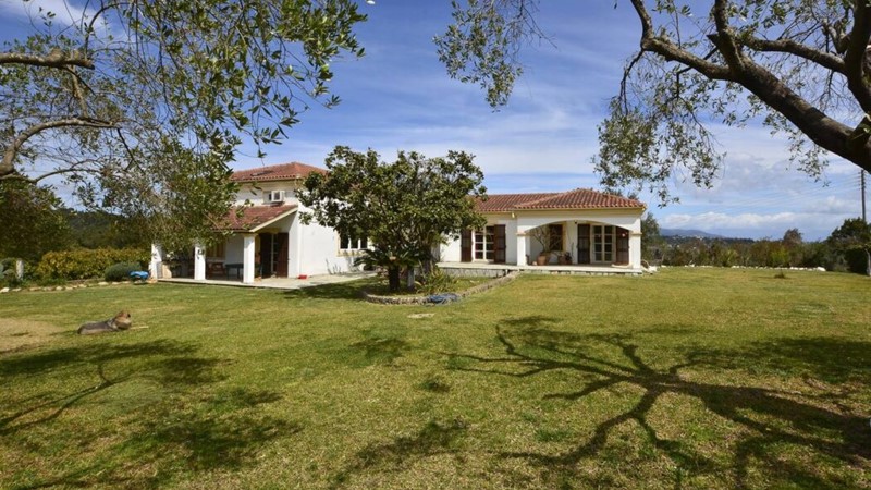 Εντυπωσιακή 5-υπνοδωματίων Βίλα με Πισίνα στο Κόκκινη, Κέρκυρα