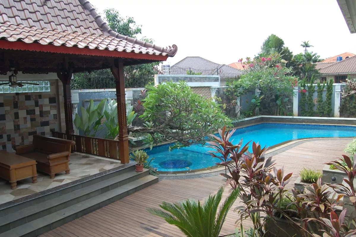 Rumah 8 Kamar Tidur untuk Disewa di Pejaten Barat, Jakarta Selatan