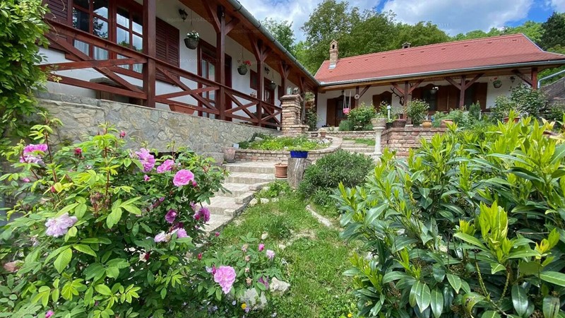 2 házból álló birtok eladó Hosszúhetényben