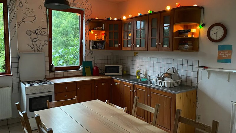 Pihentető privát szoba mediterrán házban – Co-Living kerti pihenőhely