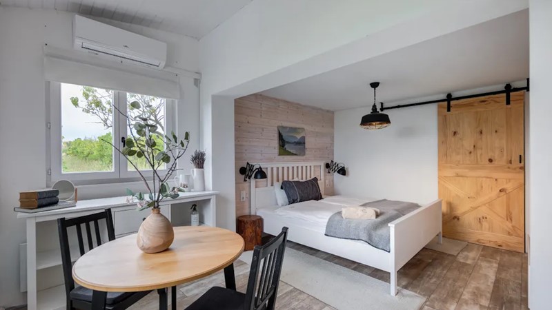 Tágas ház egy szőlőültetvényben, közvetlen kilátással a Balatonra